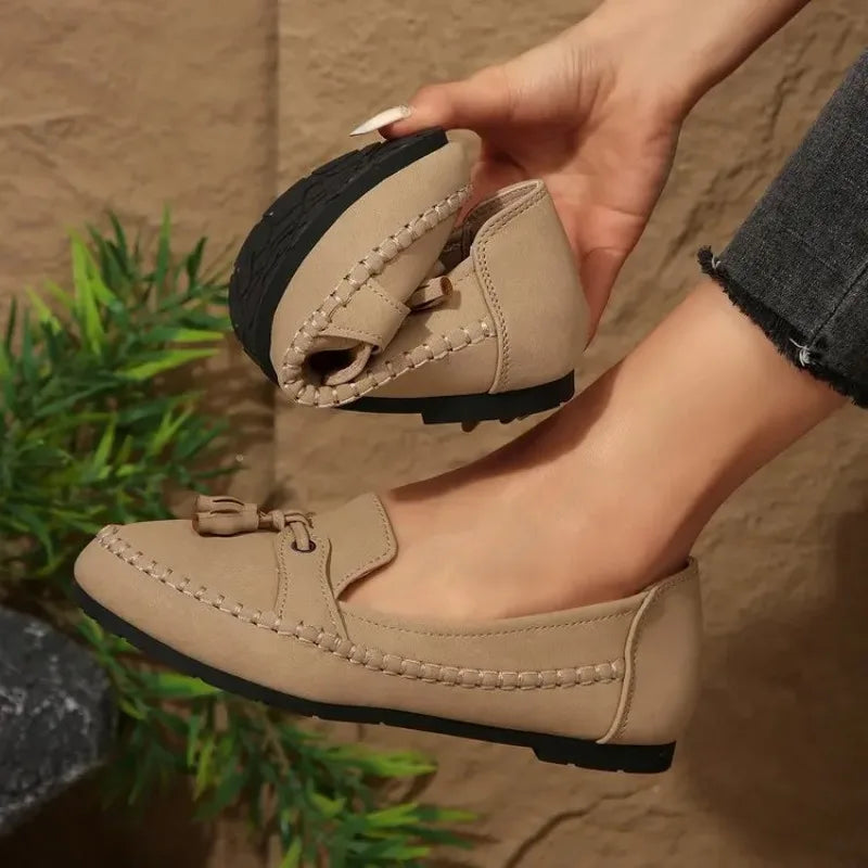 Women Tassel Moccasins Loafers PU Slip‑on Flat Shoes Comfort Walking Shoes Ladies Round Toe Casual Driving Flats for Daily Wear
